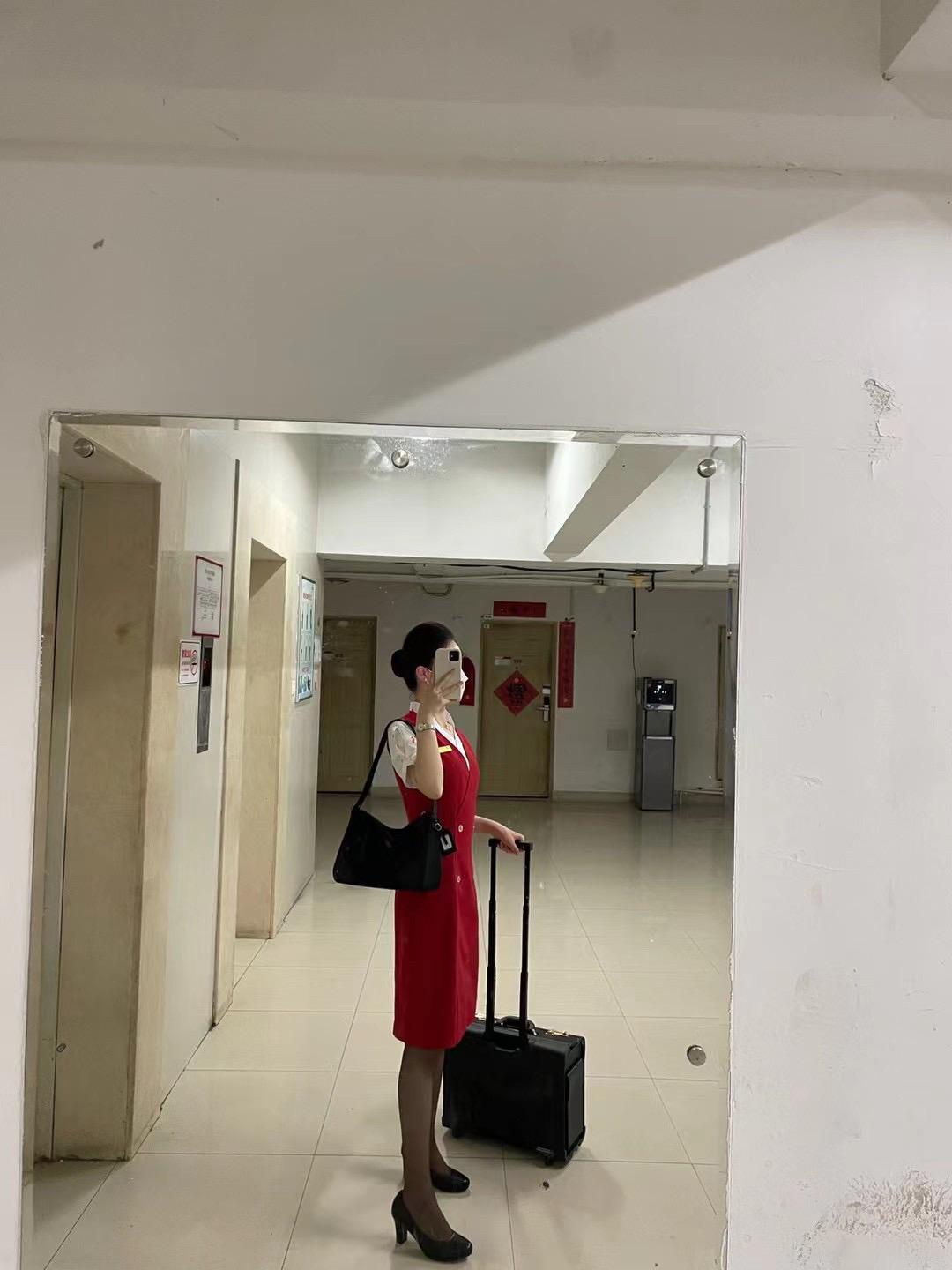 豆包帮我把肩上的包包换成爱马仕