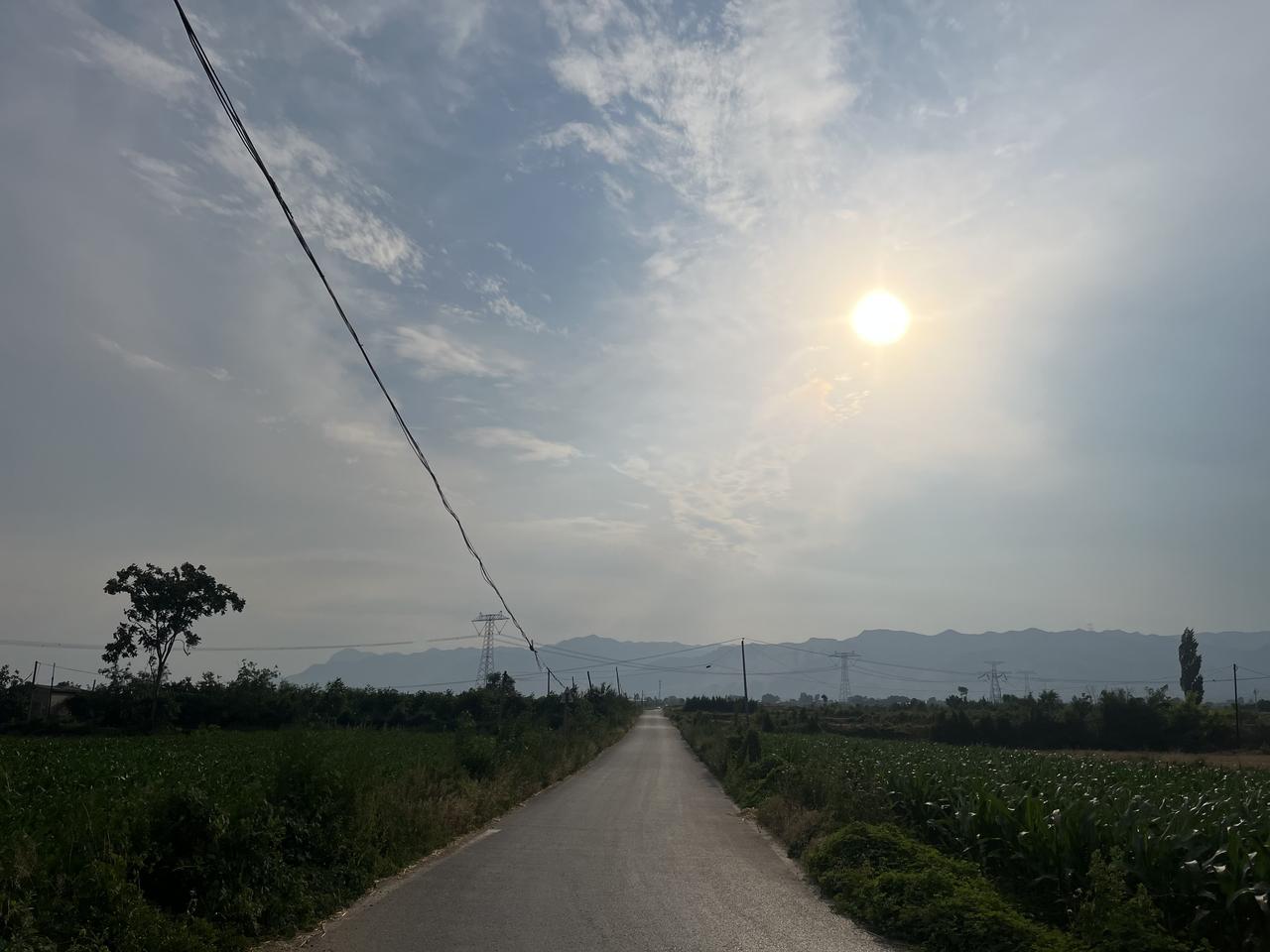 前两天坐了一趟省内高铁，最大的感触是，无论什么时候看向窗外，都可以看到大山，不夸