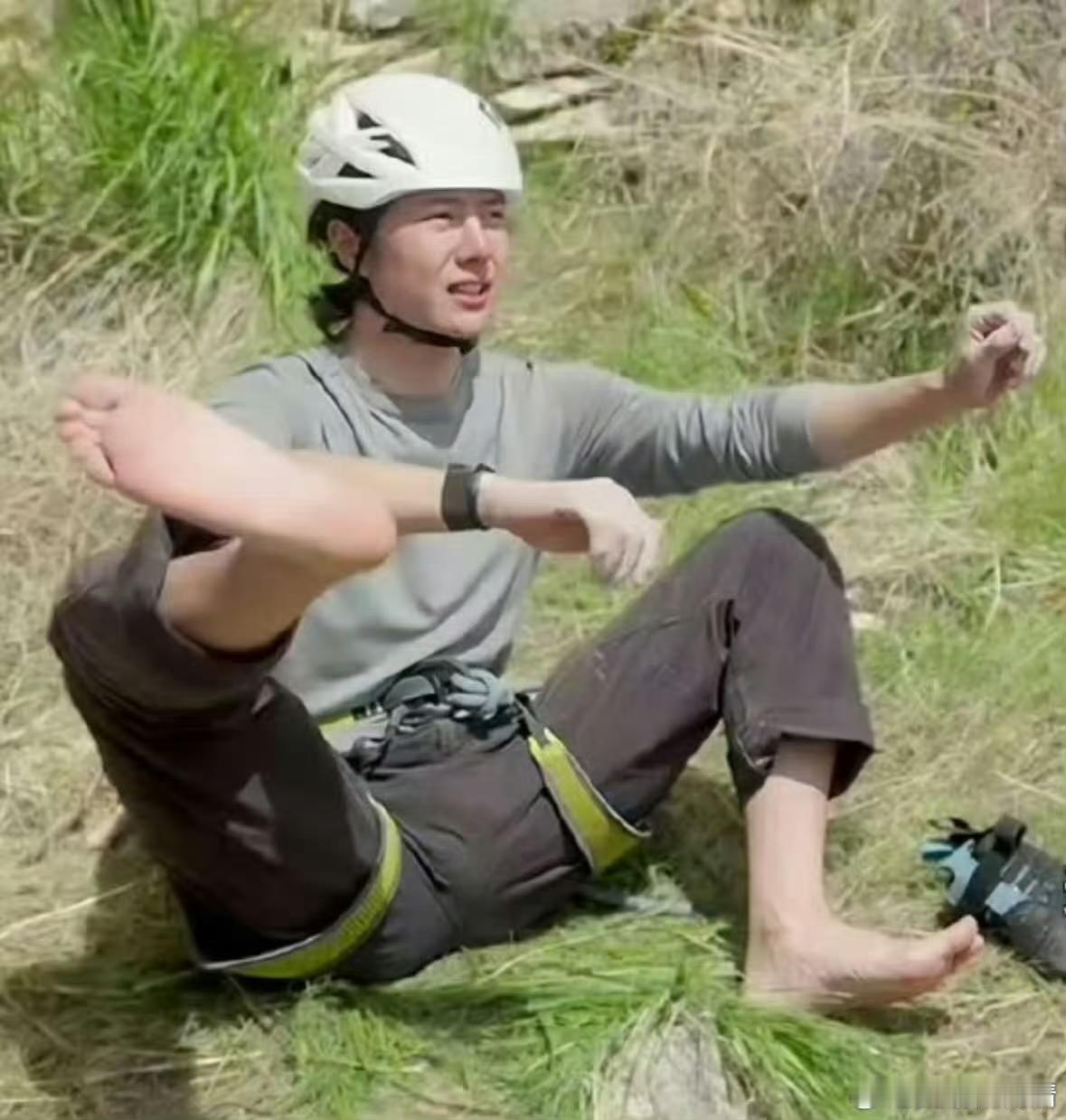 没有王一博舞台的跨年太可惜了，舞台上从来没有假唱过，大白嗓好可爱，人家现在爬山高