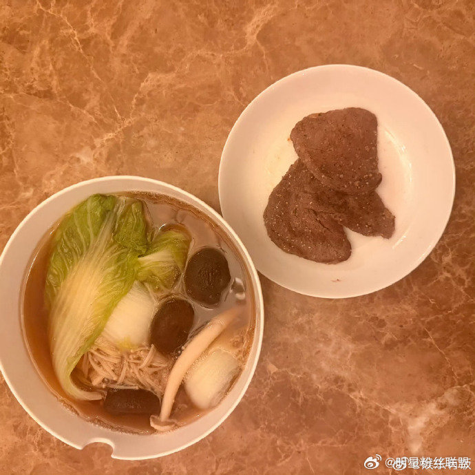 范丞丞四天减脂餐对比 范丞丞减脂餐日记曝光，四天见证一个精致boy的崩塌。第一天