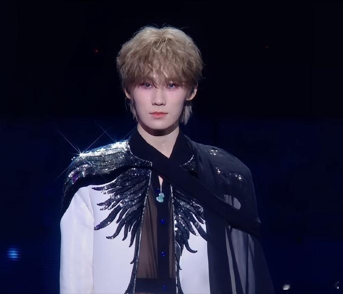 张真源的嗓音有一种穿透力，能直接击中心灵最深处。 