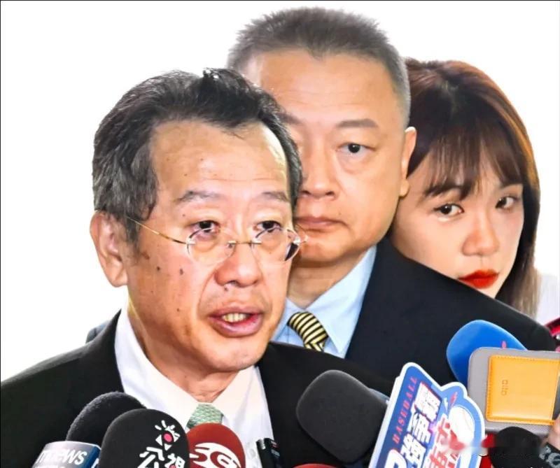 台湾怎么应对的？
台湾海军司令唐华总结说，现在解放军采取的是蟒蛇策略。
台湾人问