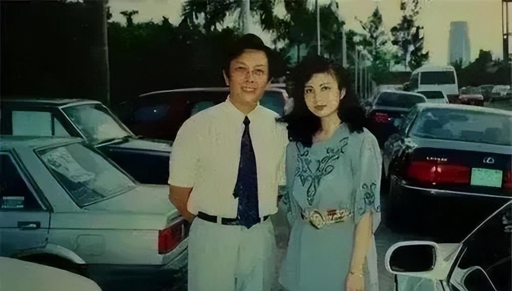 1990年除夕夜，唐国强的妻子洗完澡化完妆，穿上一身新衣，用一根绳子结束了自己的