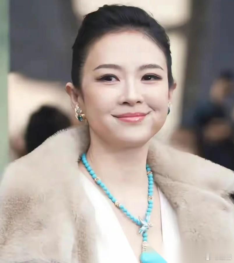 章子怡人品怎么样， 我不作评论， 但有目共睹的是，章子怡这个人很精明，有主见有头