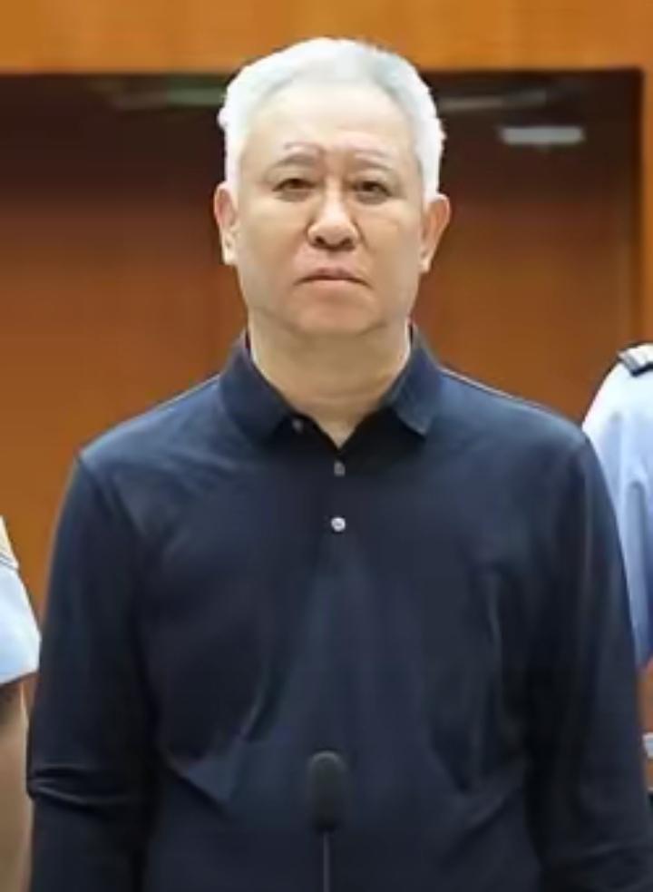 许家印不愧是一个叱咤风云的人物，他上庭受审时居然面不改色，从容淡定，就算被宣判无