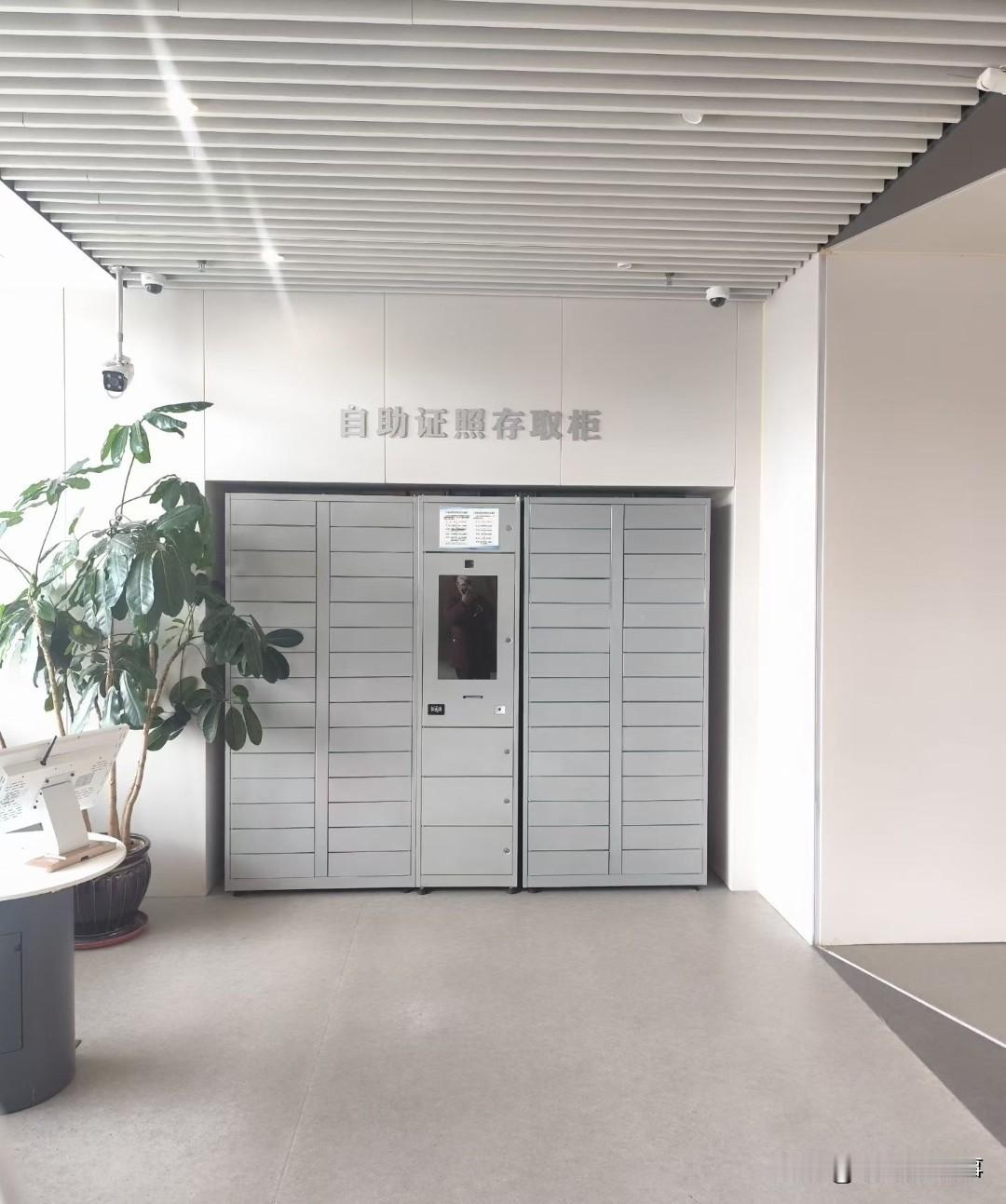 大学生都说工作难找，其实操作工工作不难找，难找的是早八晚五是假就放，周末双休的办