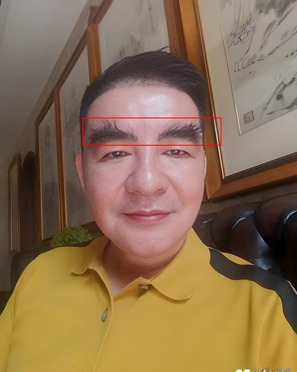 57岁。
身形清瘦。
但那双像用蘸饱了墨的毛笔扫出来的眉毛，更浓更长了。
每当他