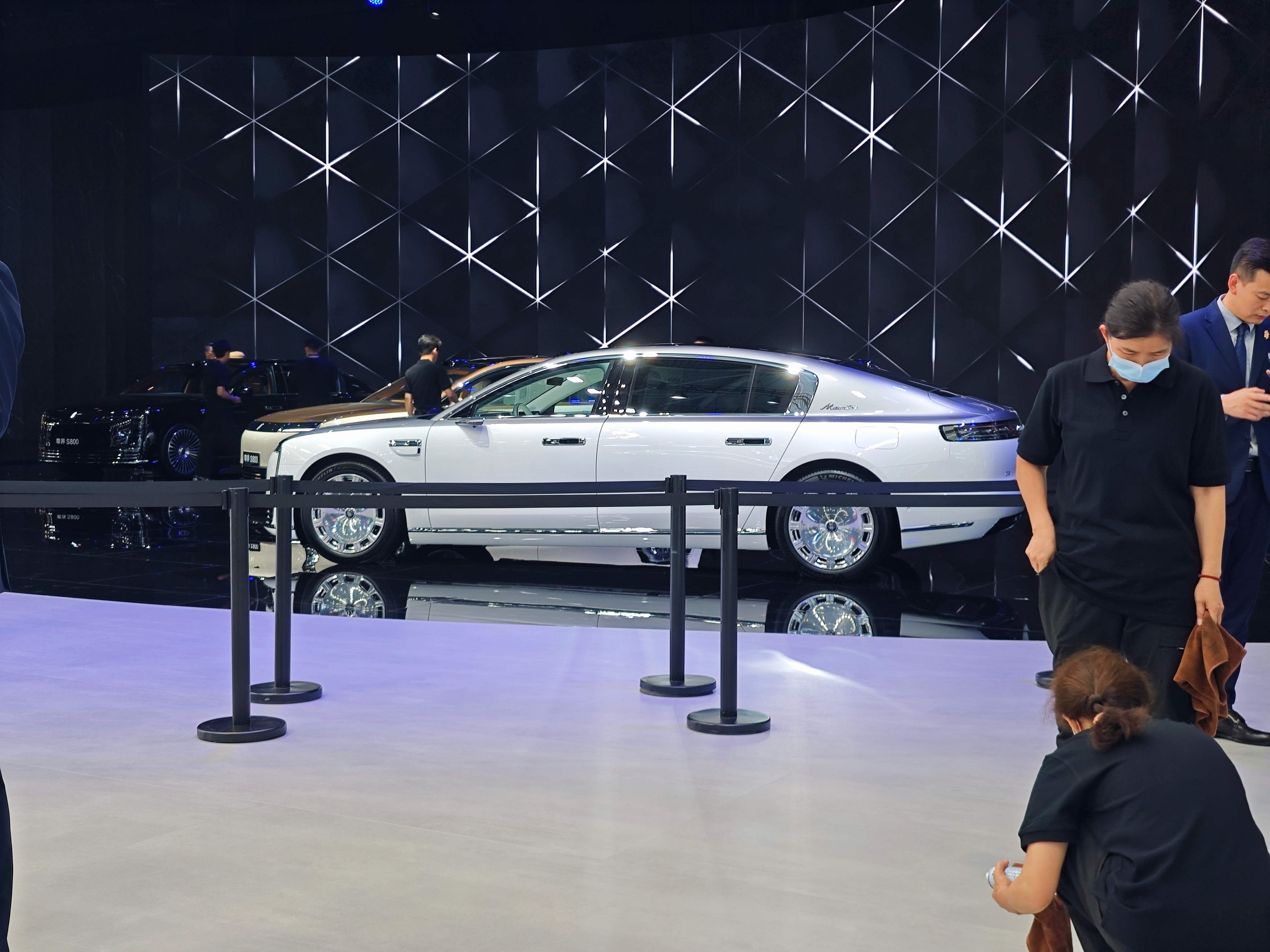 白银双拼的 S800，貌似第一次展出。 ​​​
