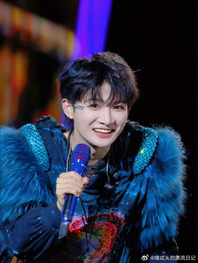 周深周深出发参加阅文盛典造型帅炸！周深这身皮衣出门，回头率百分百 