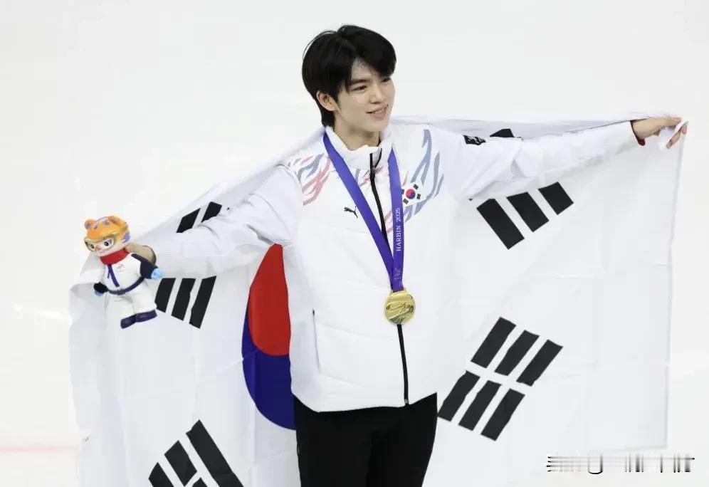 米兰冬奥会花样滑冰男单短节目比赛，哈尔滨亚冬会冠军、韩国花滑美男车俊焕高质量完成