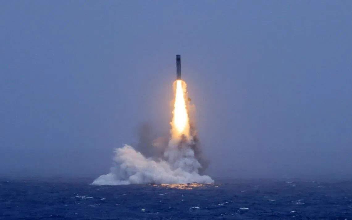 联合早报今天报道："中国大陆向太平洋海域试射一枚可搭载核弹头的潜射洲际弹道导弹，