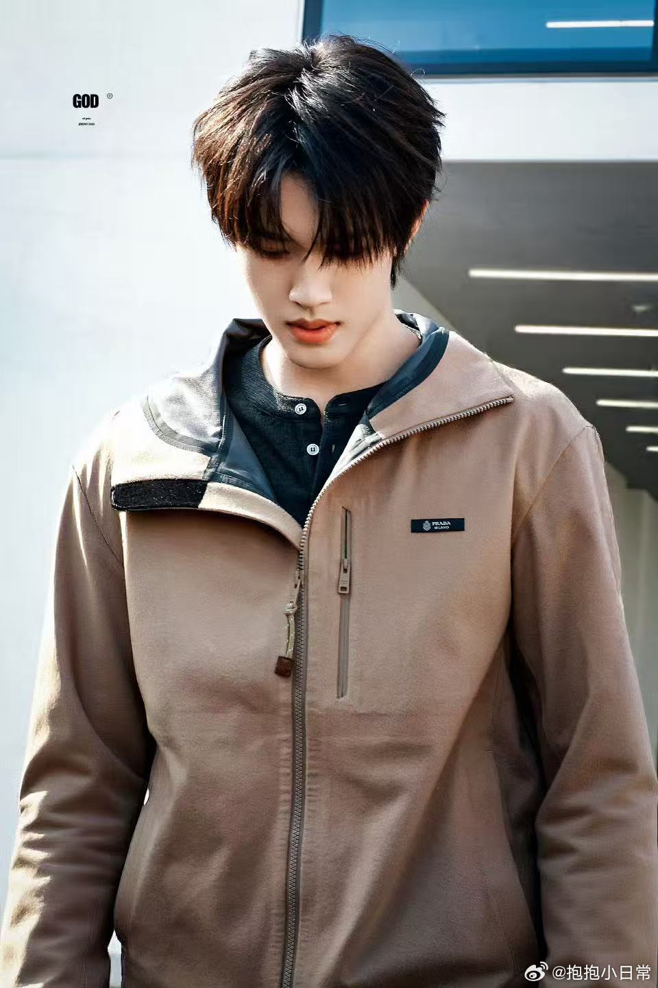 张极Prada花园工厂英语解说 谁还没被张极的英文解说圈粉，条理清晰表达自然，少