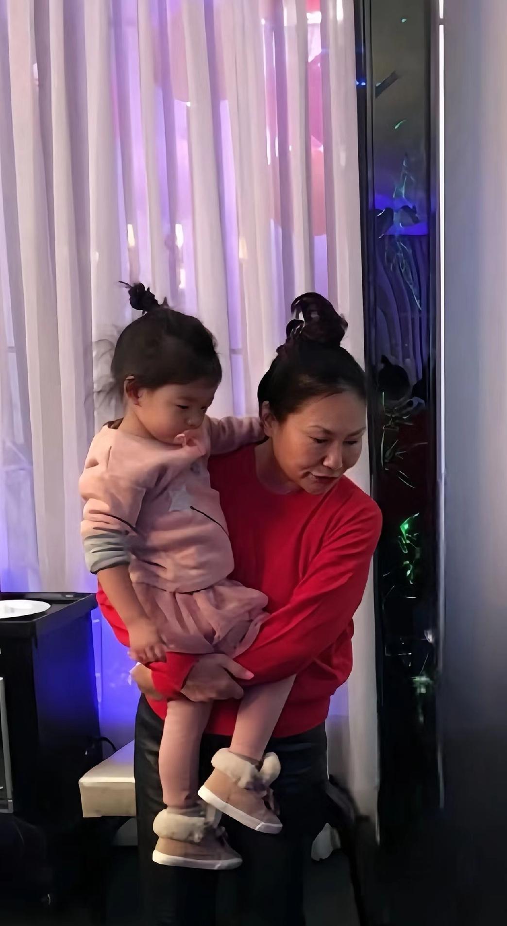 带入孩子角度其实更难受，在妈妈去世之前妈妈的家人都跟自己亲亲爱爱，经常家庭聚会，