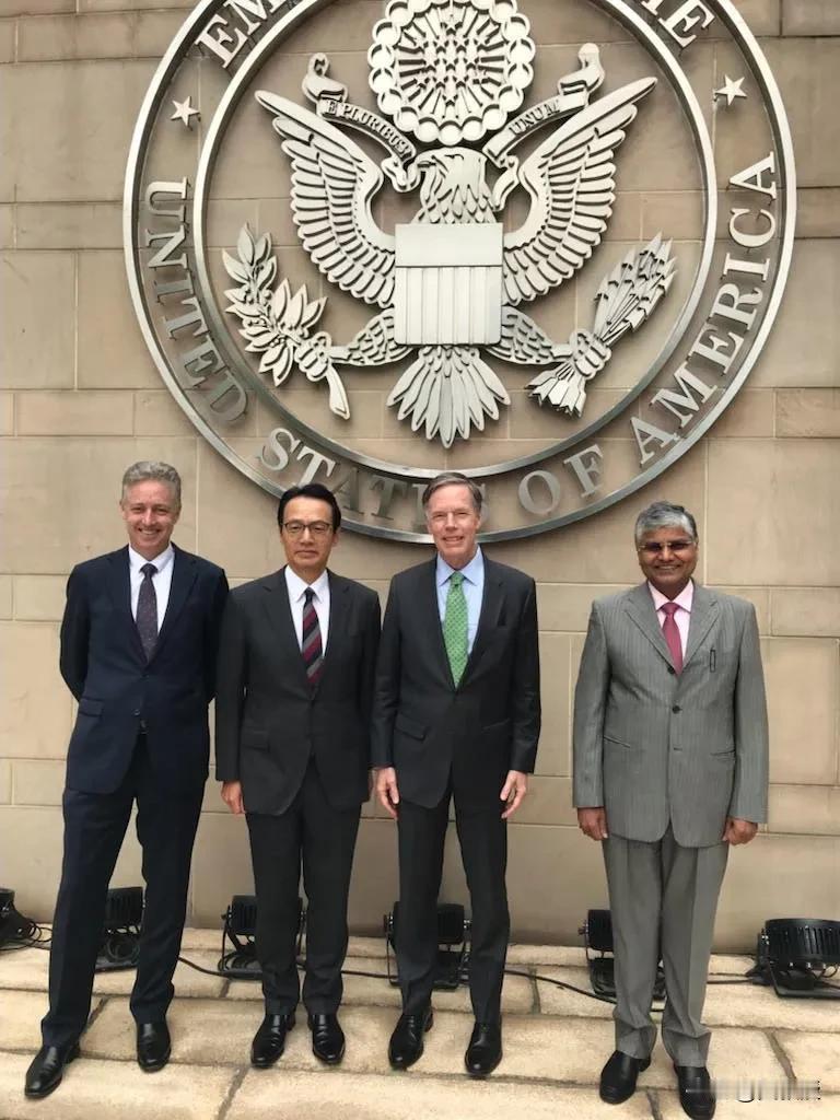 美国🇺🇸驻华大使伯恩斯经常和美国盟友
在北京举行会谈
伯恩斯大使发文说：“我