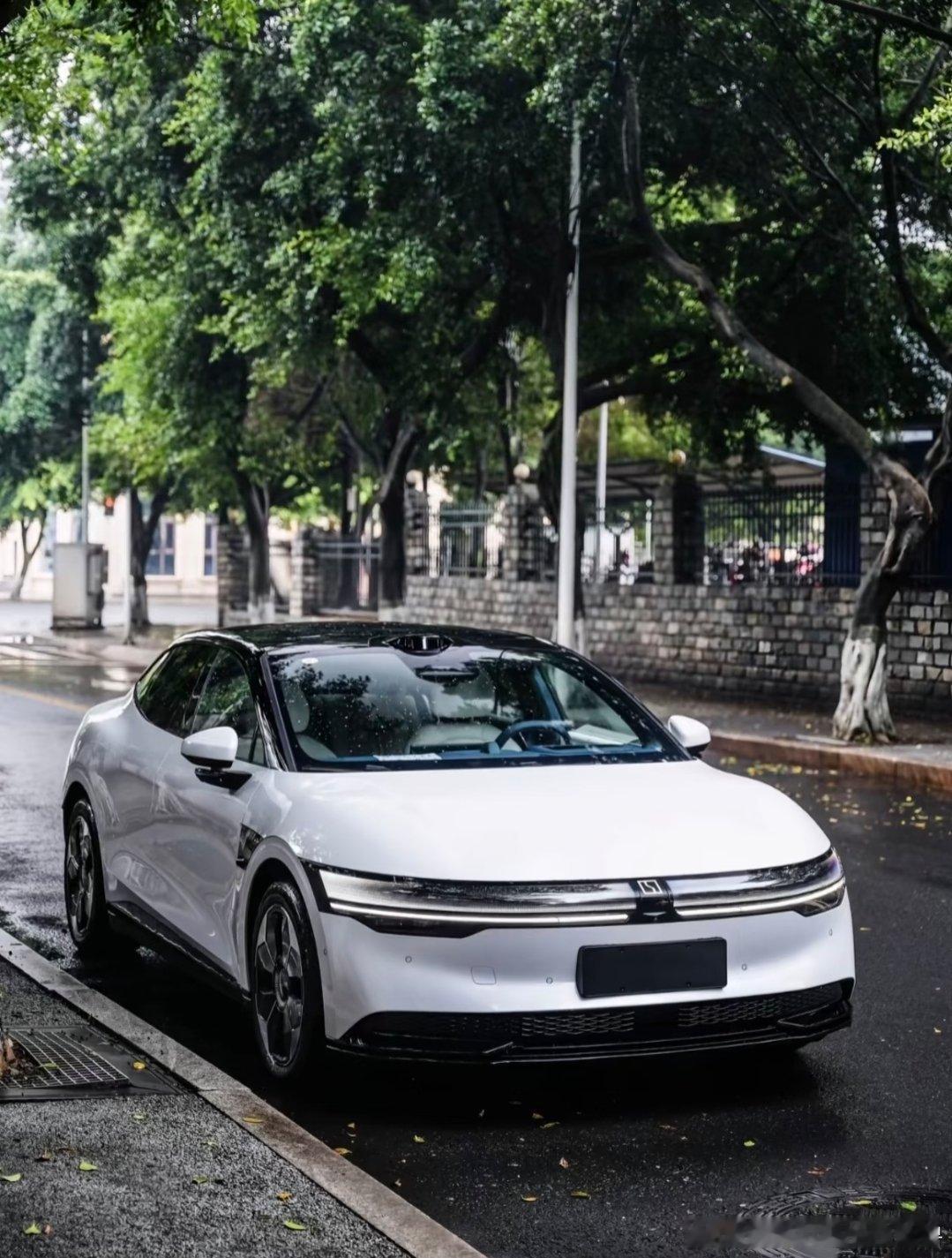 送太太去产检，她突然感到不适。一键放平座椅功能让她能舒适地躺下，她说：