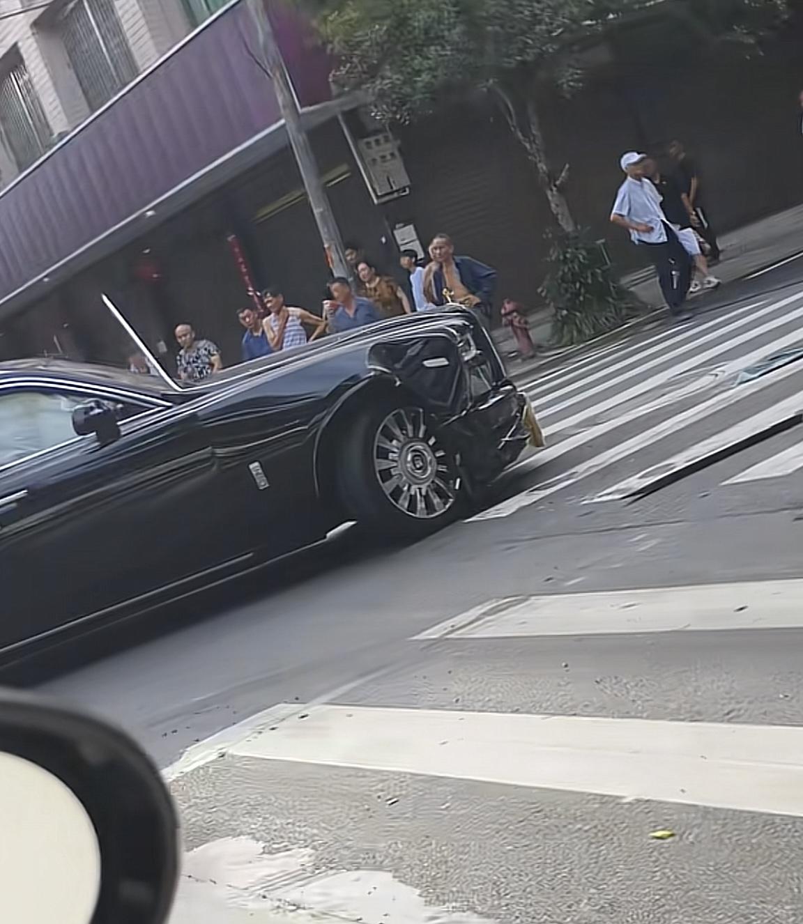 一场惊世骇俗的车对车事故悄然上演，
价值上千万的幻影 加长版，连左右侧气帘都炸开