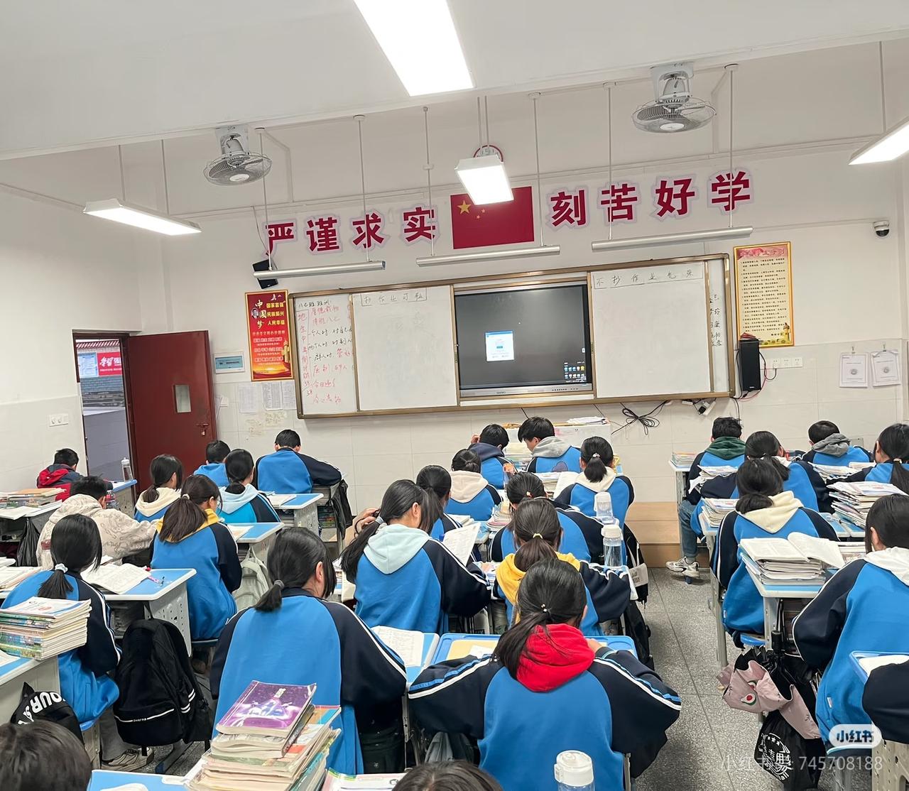 大家发现了吗？
以前小姑娘上小学时
我记得我小时候
都是梳高马尾，
或者编的辫子