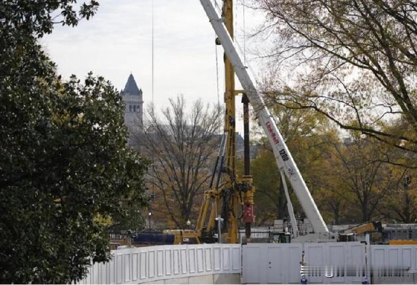 白宫预计将于本月向联邦规划委员会提交新舞厅建设计划，此时距建设开工已有三个月。