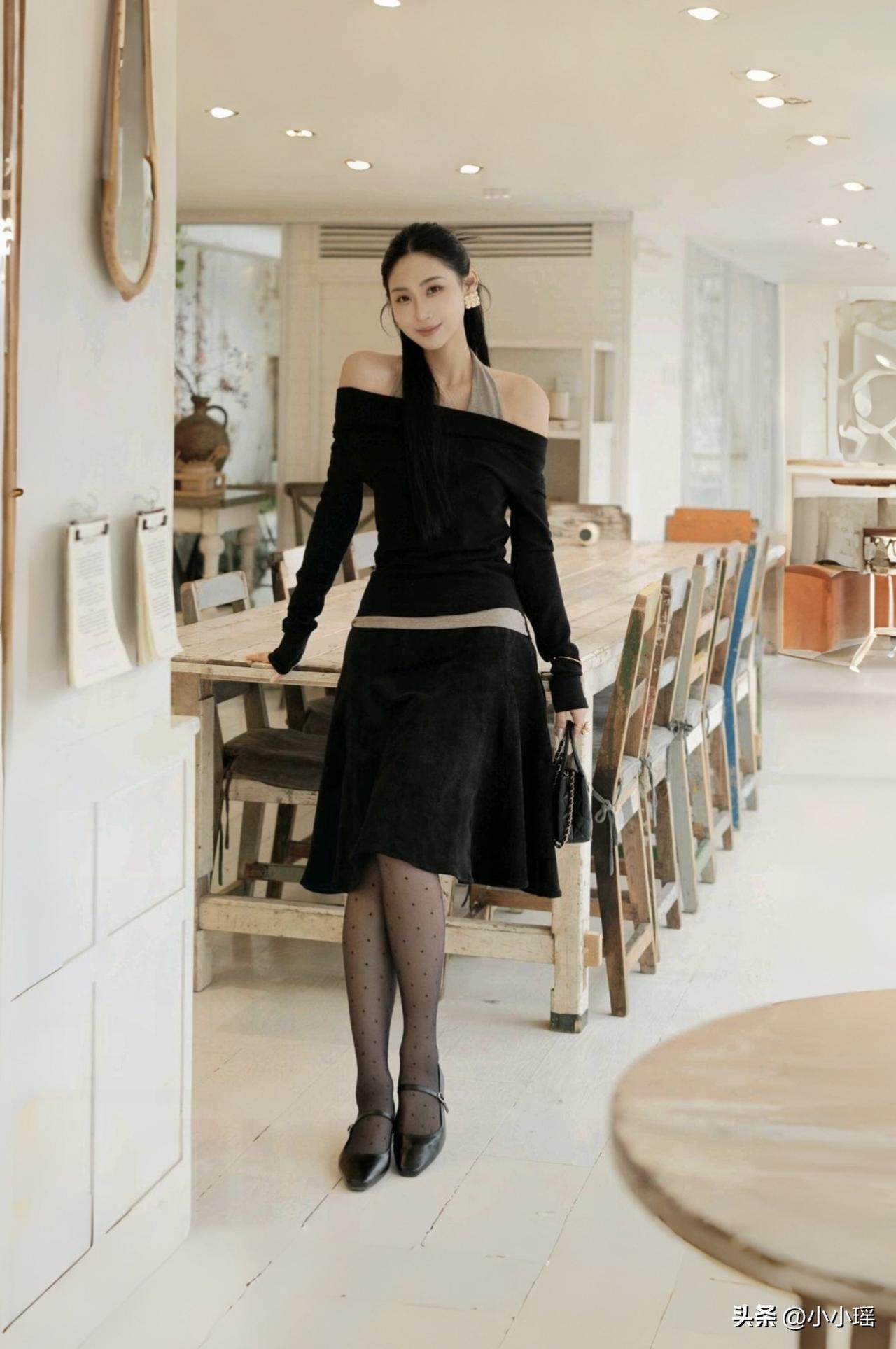 分享春季穿搭 天气风和日丽，黑色连衣裙配黑丝，做回淑女的自己。