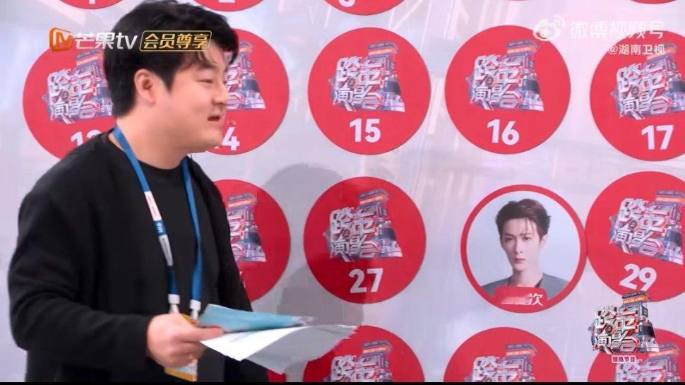 李雪琴秒答孟子义九重紫接力问答遇到孟子义，李雪琴脱口而出《九重紫》，丝滑到毫无停