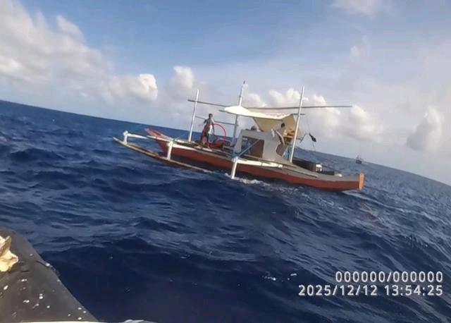 持刀碰瓷！菲“武装渔民”挥20公分长刀挑衅中国海警，谎言遭当场戳穿
 
12月1