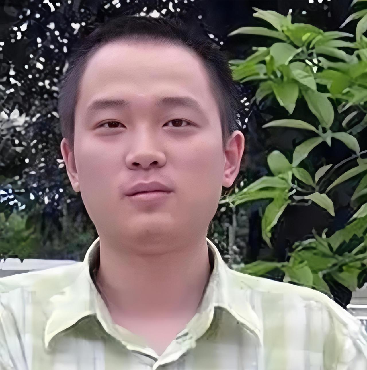 他被称为全国第一考霸，国内唯一四次参加高考，先后被复旦、北大、清华两次录取，但他