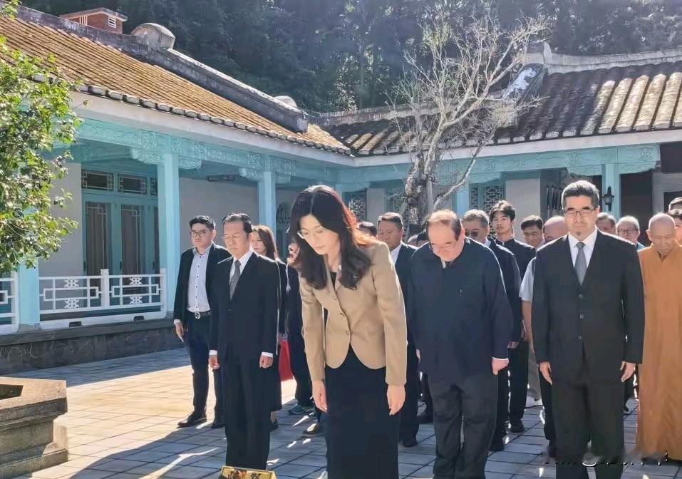 郑丽文拜谒“两蒋”陵实属正常行程，大可不必过度解读，因为蒋介石及蒋经国是国民党先