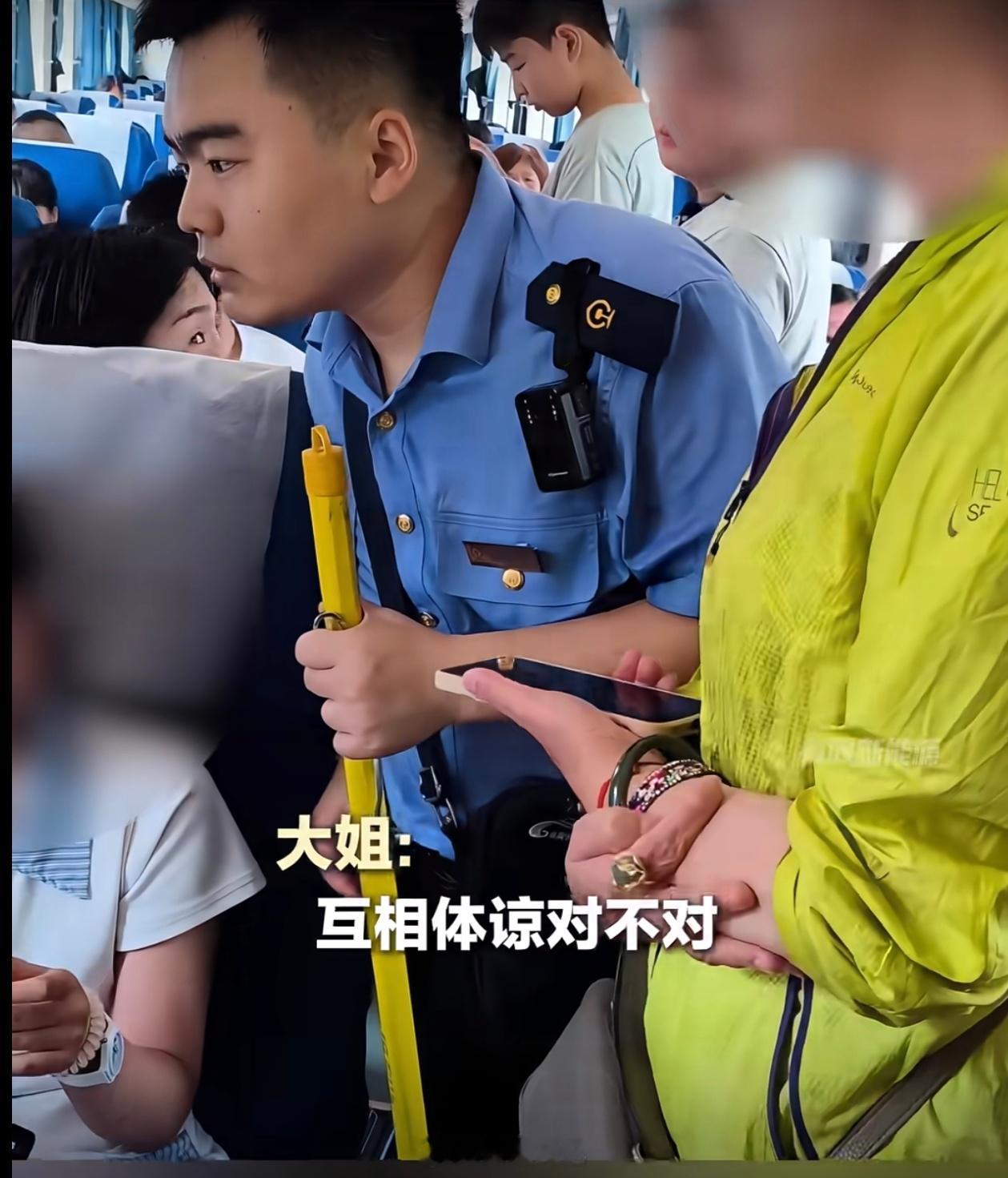 零食占座当事人母亲发声这位大妈嘴里说着“互相体谅”，潜台词却是：体谅我可以，体谅