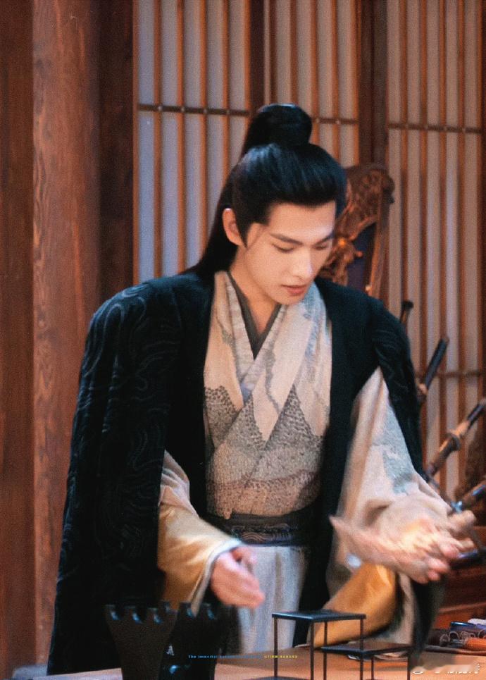 黑衣韩立 杨洋版韩立一身黑衣气场全开，打戏丝滑如绸，举手投足都是仙者姿态，帅得让