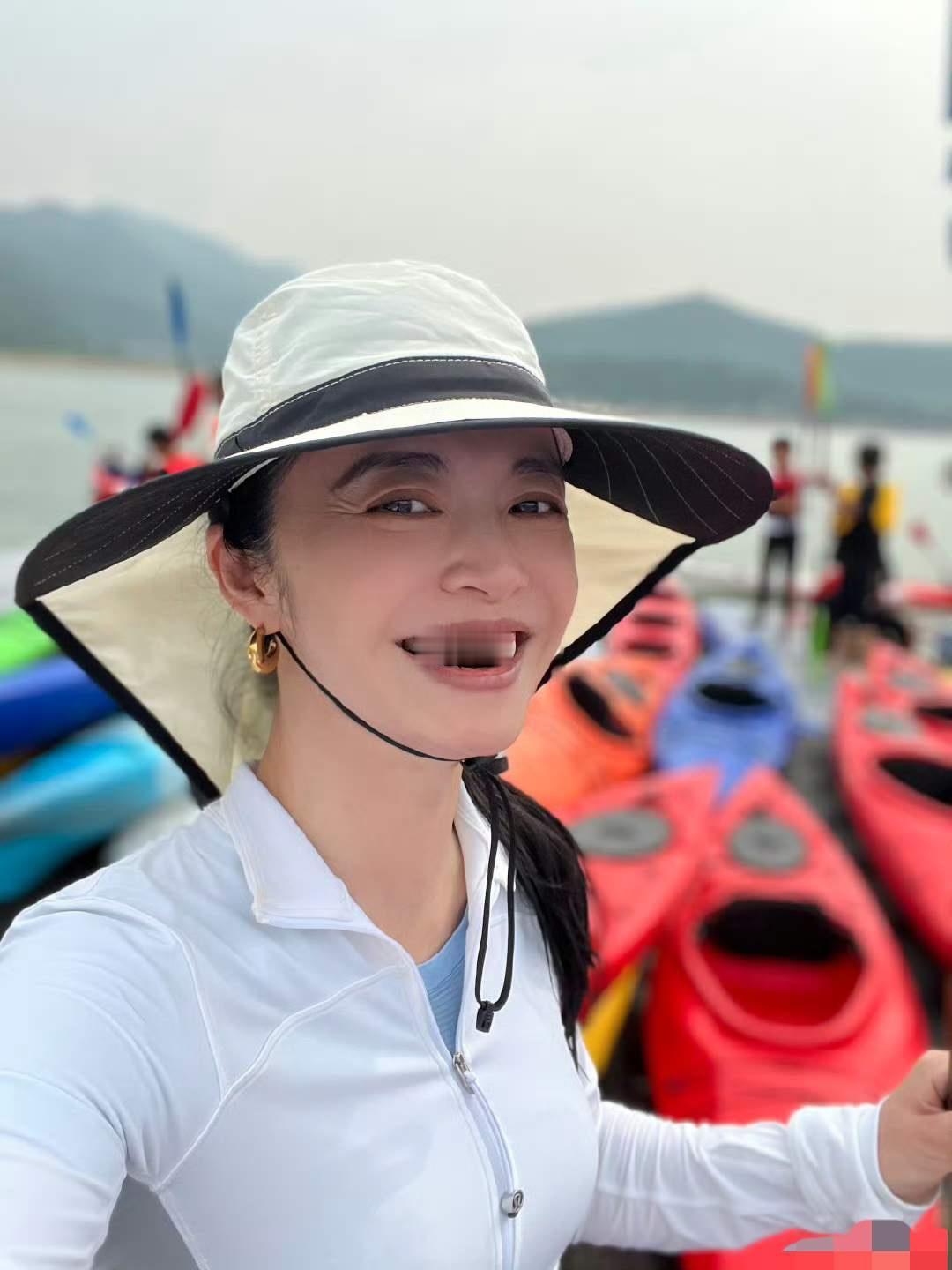 姚晨晒娃，真的是落后了，还以为她没结婚呢。

六一儿童节，姚晨晒出自己儿子的照片