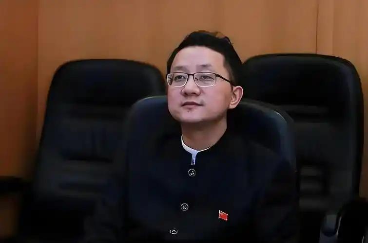 刘劲松卸任，亚洲司迎来女司长沈敏娟！别以为换下“插兜硬汉”就是要对日服软，这位刚