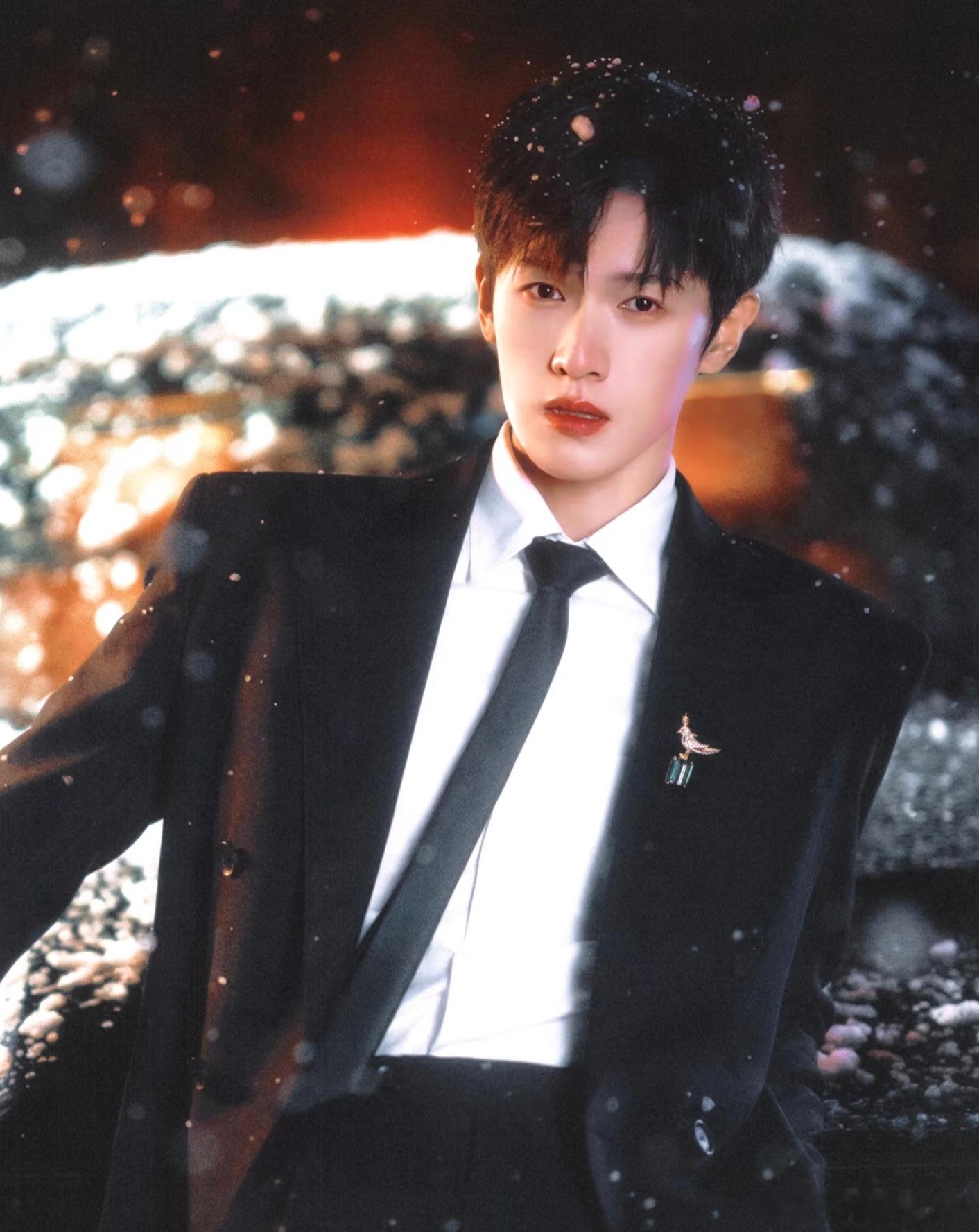 李昀锐这脸是真的贵气，他给人一种超级清爽但又很优雅的感觉 