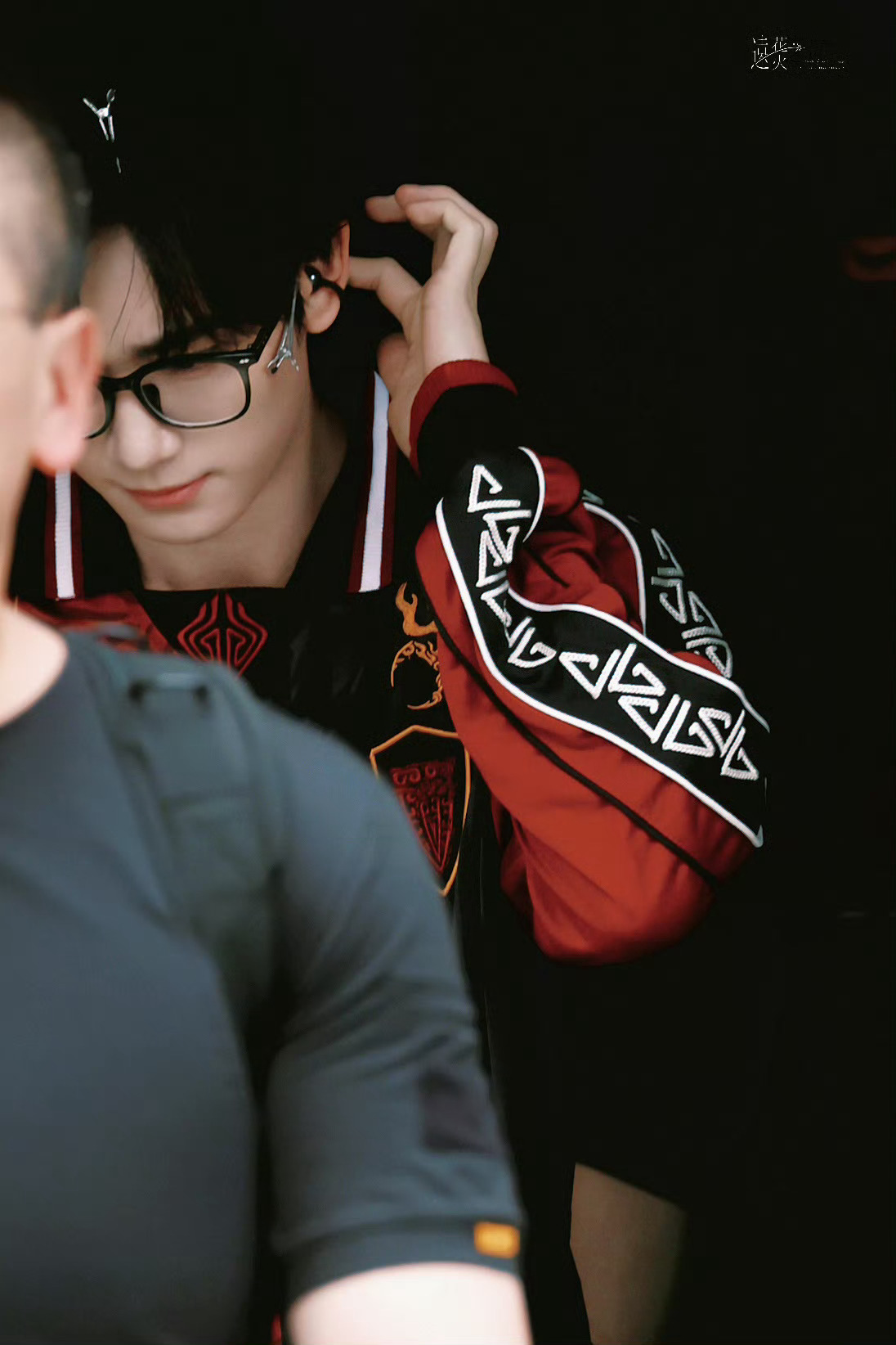 丁程鑫 美高学长丁程鑫这一套黑红牛仔裤套装➕黑框眼镜完全就是美高学长来的啊，好清