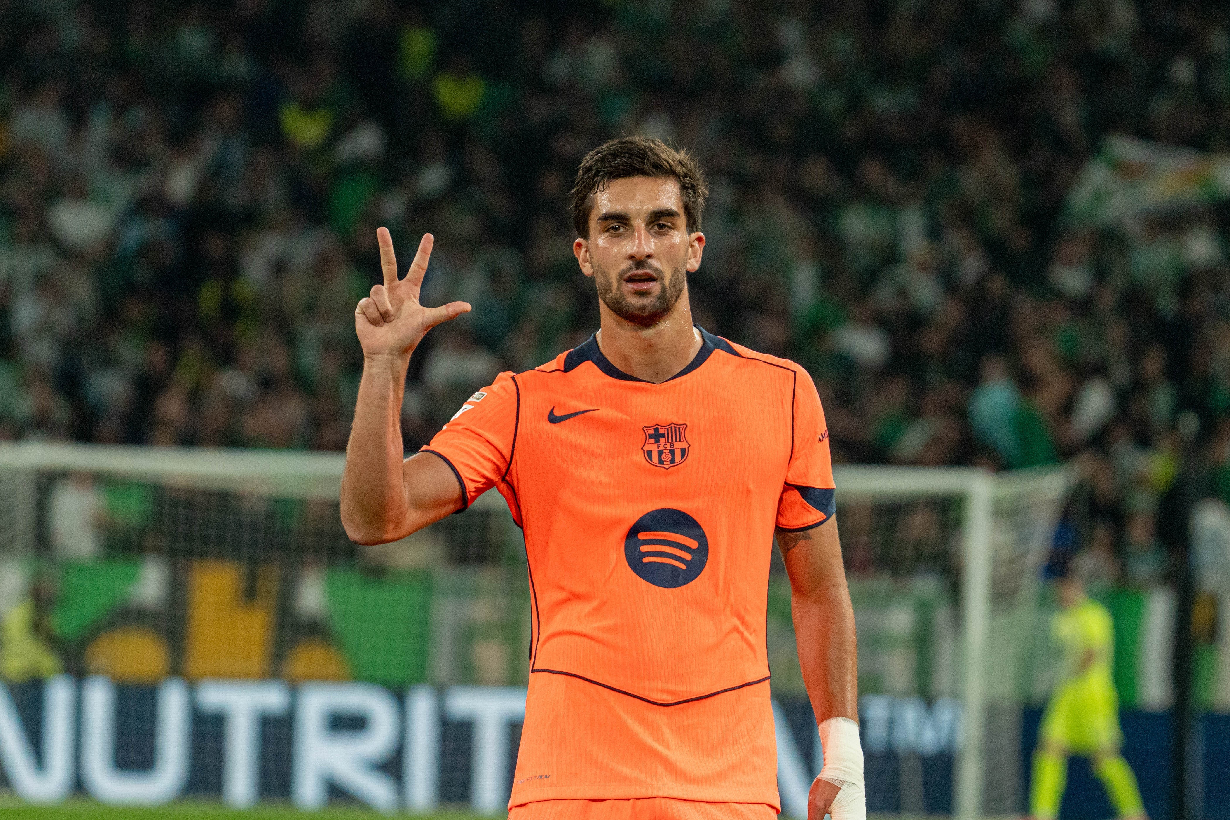 据TA王牌记者奥恩斯坦消息，巴黎圣日耳曼正接近与巴塞罗那就前锋费兰·托雷斯的转会