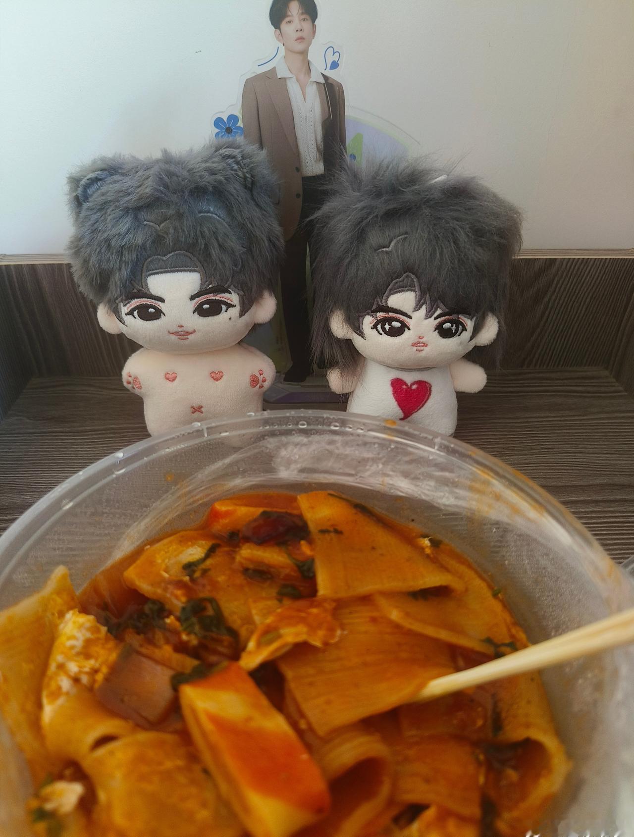 冯建宇超话 

接娃回家第一件事买烤冷面！
就爱吃那一分钟不翻面的，咋滴，香迷糊