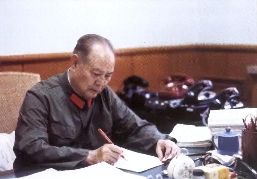 在危急时刻，国民党少将英勇出手救下近9万红军，毛主席当即下令：全力寻找他！
19