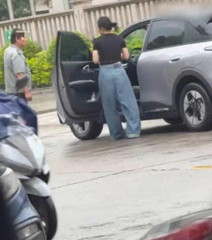 很多人看到原视频了，这保安下手也太狠了，即便女子稍有一点冒犯，力度很轻的踢了他一