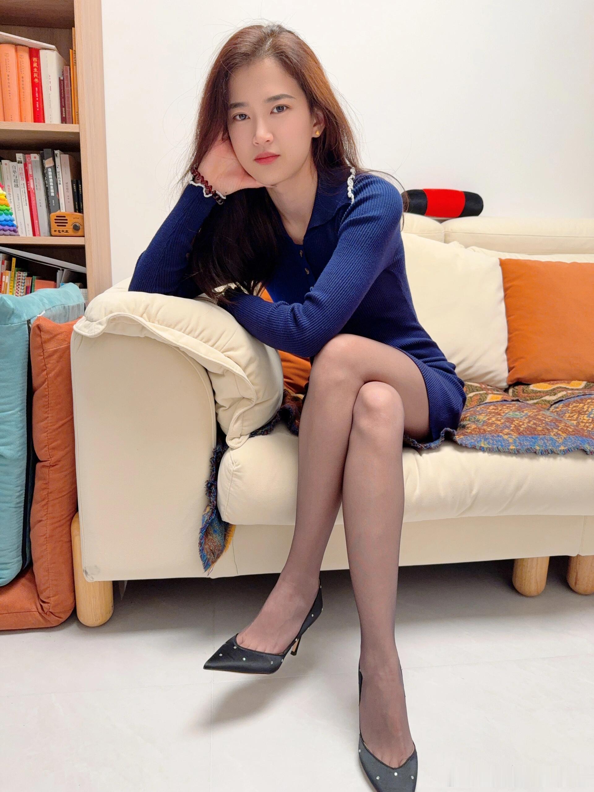浅口高跟鞋微露趾缝，穿上丝袜更显魅力～ ​​​