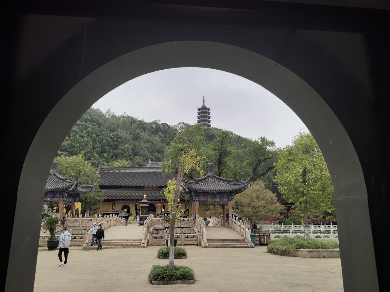 【热评】低空经济很接地气
00后小伙用无人机吊运竹子月赚4万元

当“00后小伙