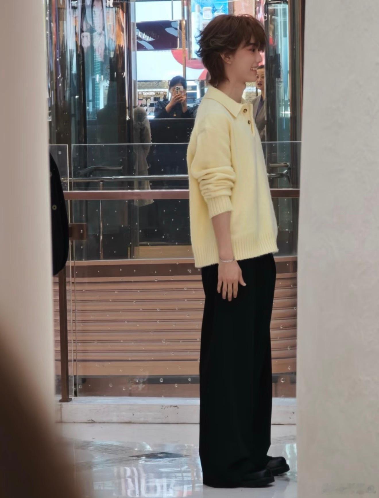 我们军训标兵就是随时随地稍息立正 
