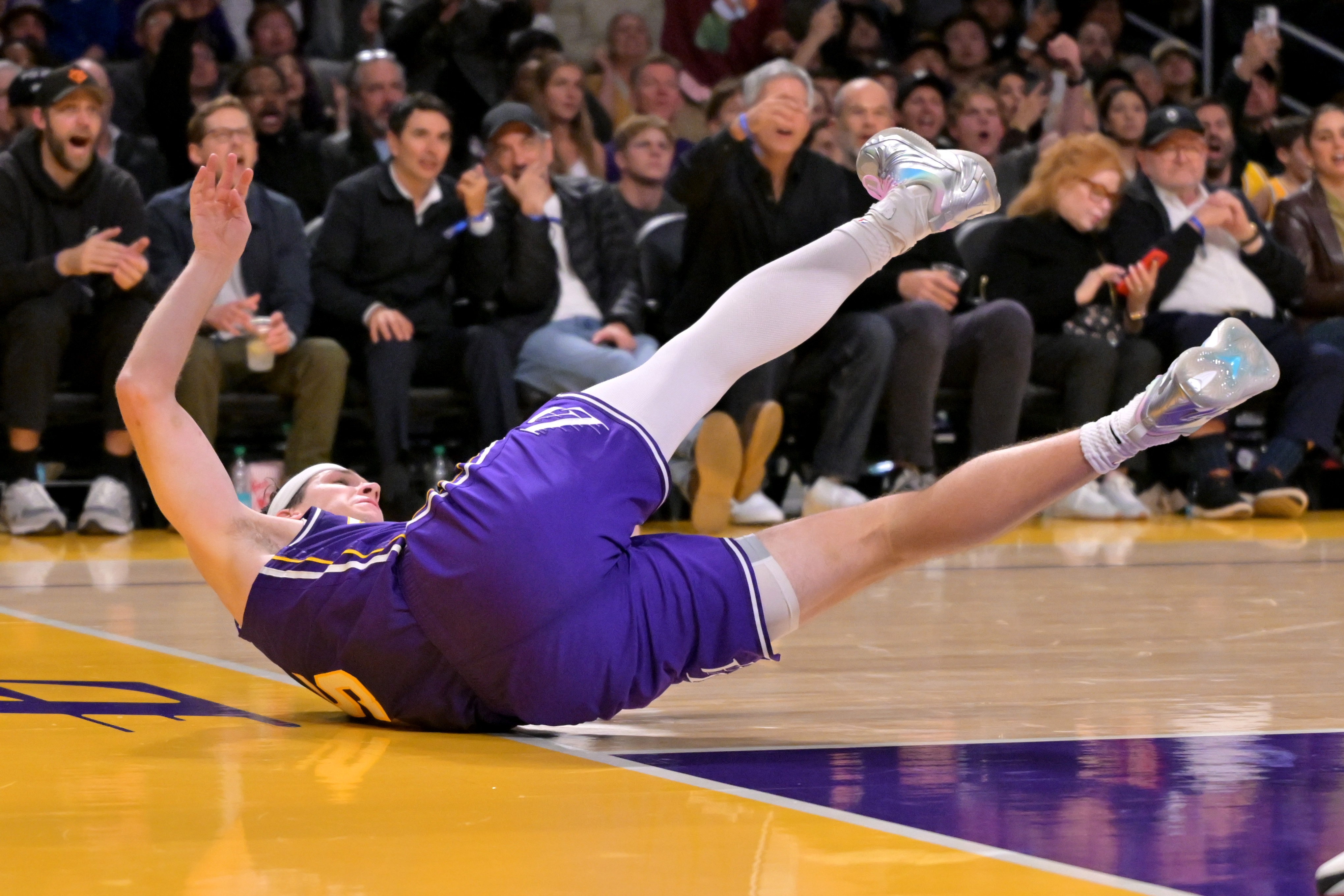 里夫斯：我没有说任何不尊重裁判的话 就拍了拍手就被吹技术犯规