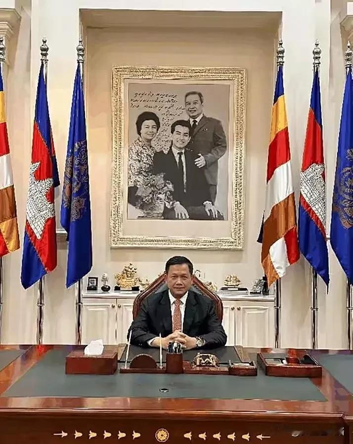 洪森亲王的儿子洪玛耐亲王还很会做人，把西哈莫尼国王一家三口的合影挂在自己办公室上