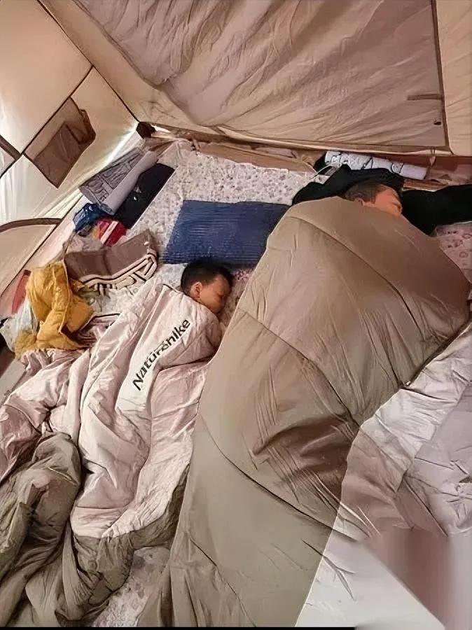 旅游睡车里图啥？

这么折腾真不累吗？

最近总看见有人自驾睡帐篷、车里支锅做饭