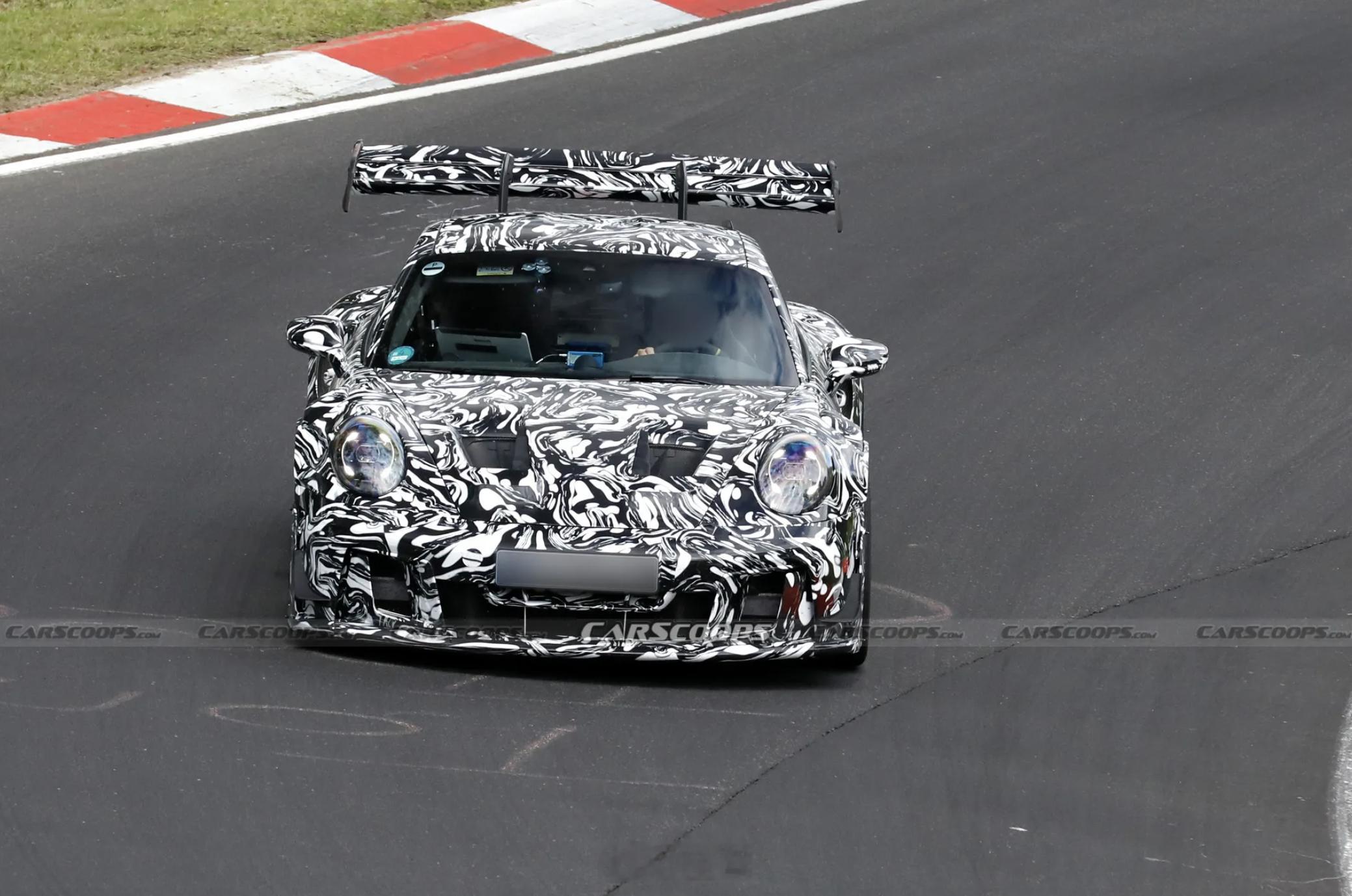 当保时捷推出现款 911 GT3 RS（992.1）时，那台披着公路外壳的赛道机