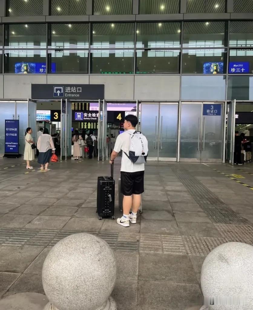 高考结束后，
儿子在房间睡了一天一夜，
今天突然收拾行李，要跟同学一起去广东进厂