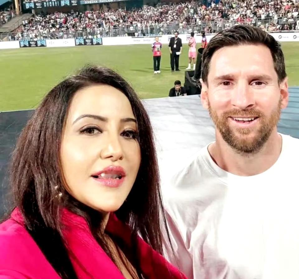 球员梅西印度行，邦长媳妇被批失礼。
据悉，邦长媳妇在球场与梅西合影时嘴含口香糖，