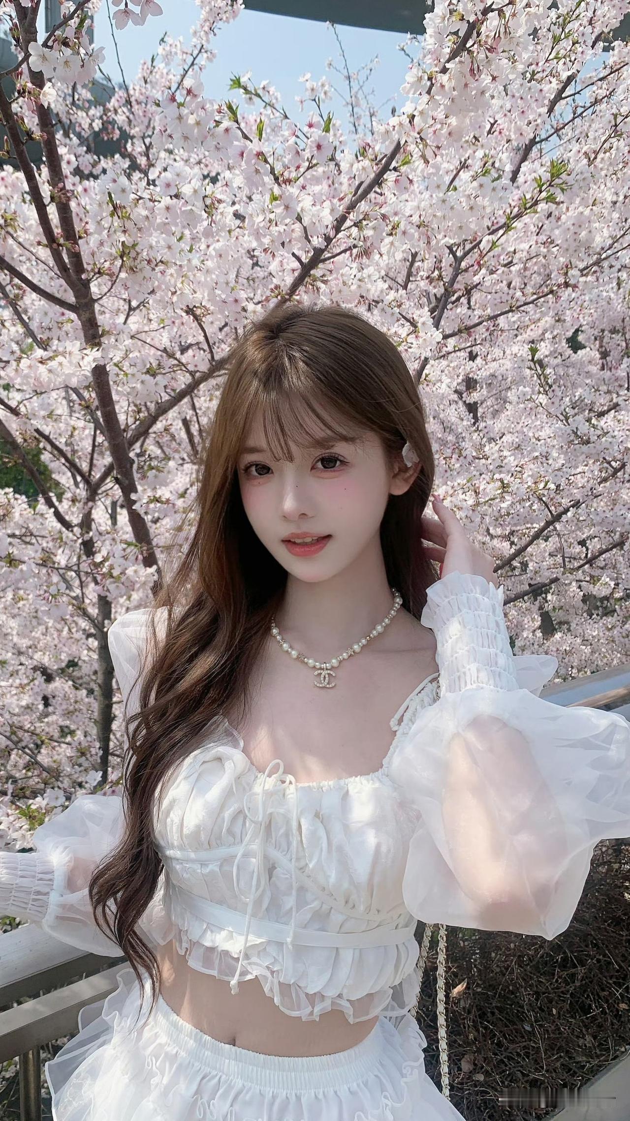 樱花树下美人笑，春意盎然心欢畅。
