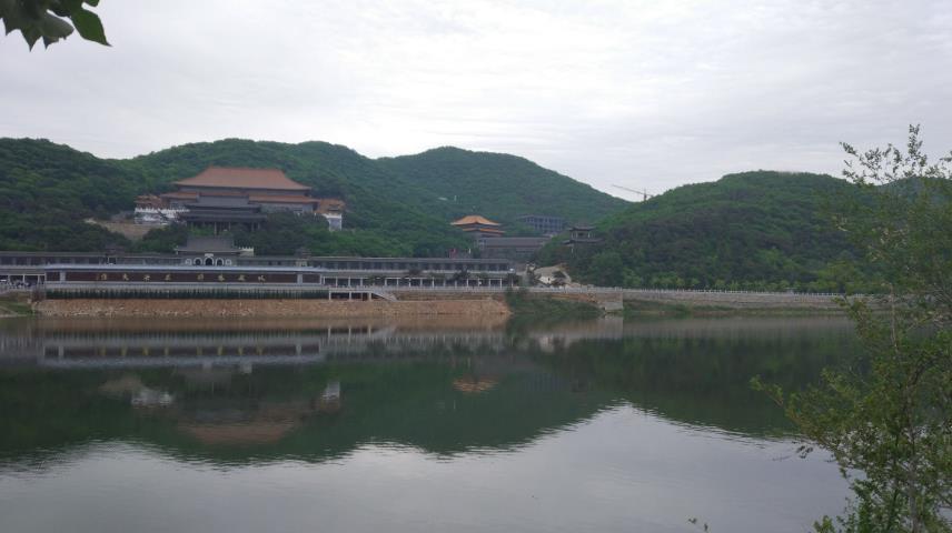 听闻海城大悲寺对社会开放了，几个朋友说想去看一看。说走就走，五人一车，中午12点