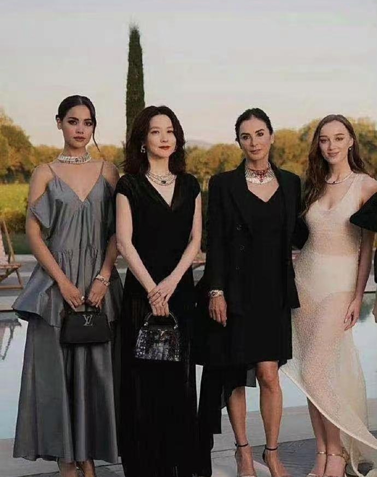 有人说把金晨p掉整张照片会变的高级。这是真的吗 ​​​