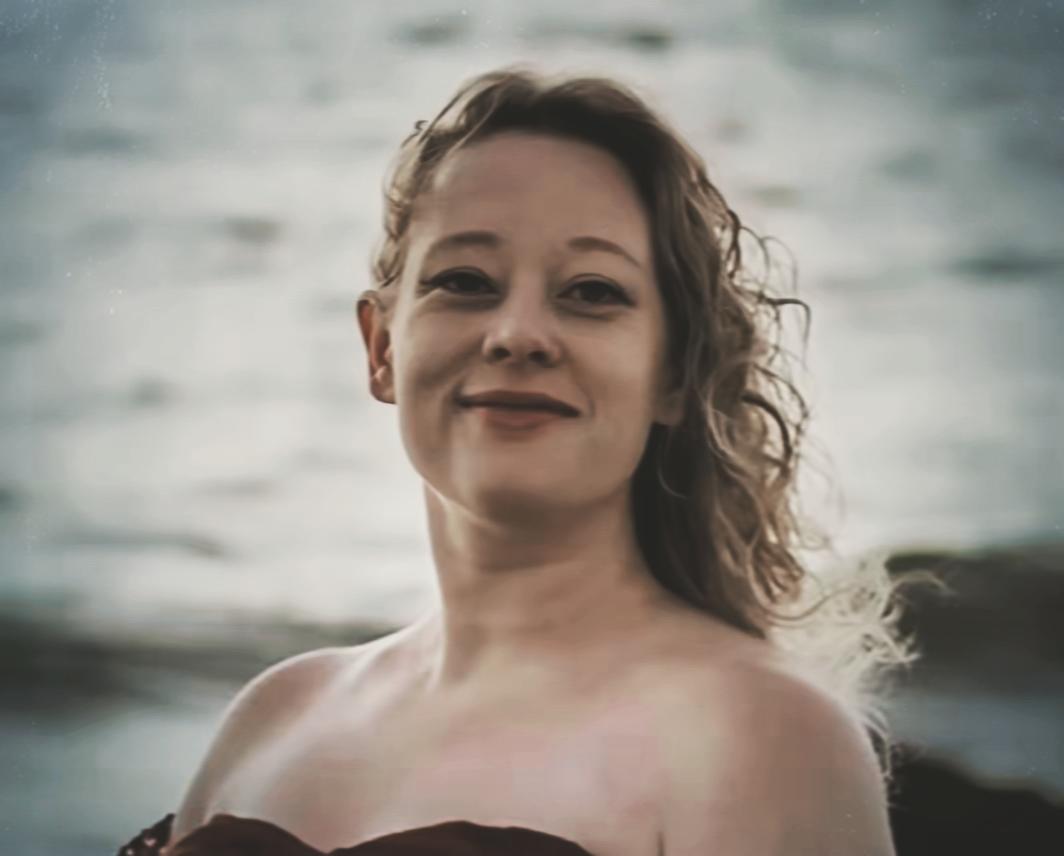 这一次，特朗普是真的没法轻松收场了。

被当街击毙的不是非法移民，不是少数族裔，